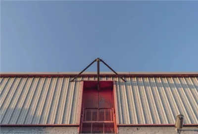 Explorando a durabilidade de um sistema de telhado de metal de costura perman...